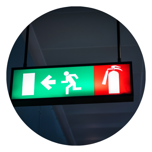 Placas de rota de fuga vendidas e instaladas pela Flash Extintores no Ceará