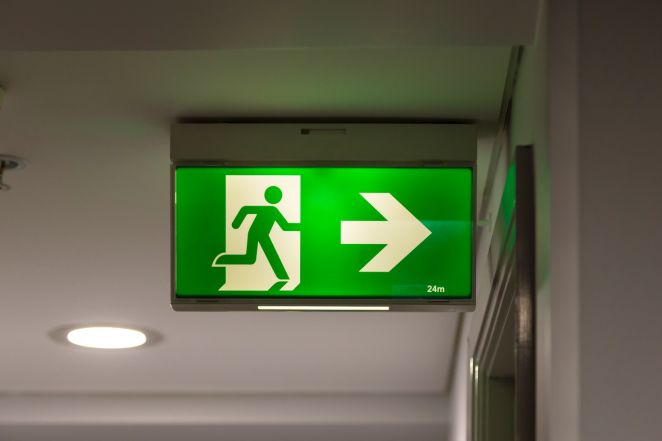 Placas e sinalizações de emergência fornecidas pela Flash Extintores no Ceará